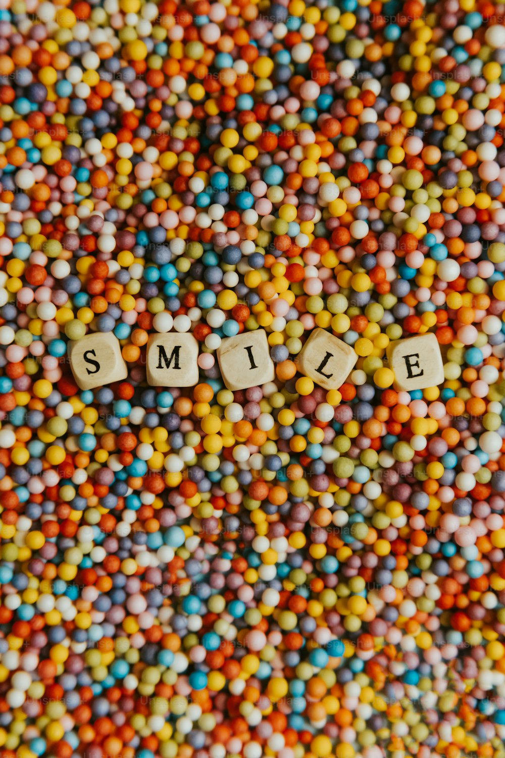 사탕으로 둘러싸인 작은 글자로 된 미소라는 단어