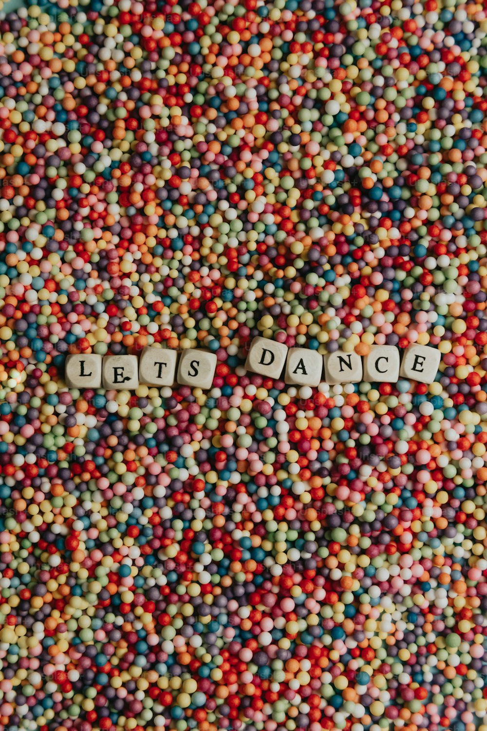 un tas de bonbons colorés avec le mot danse de classe épelé dessus