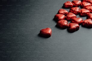 un tas de bonbons en forme de cœur sur une table