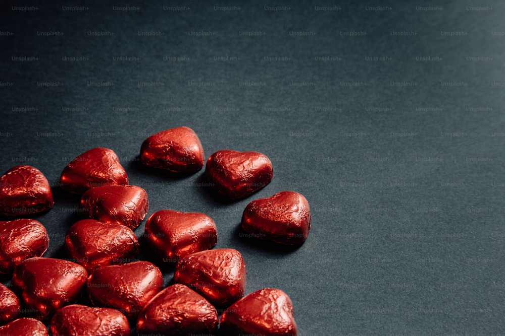 uma pilha de corações de chocolate sentados em cima de uma mesa