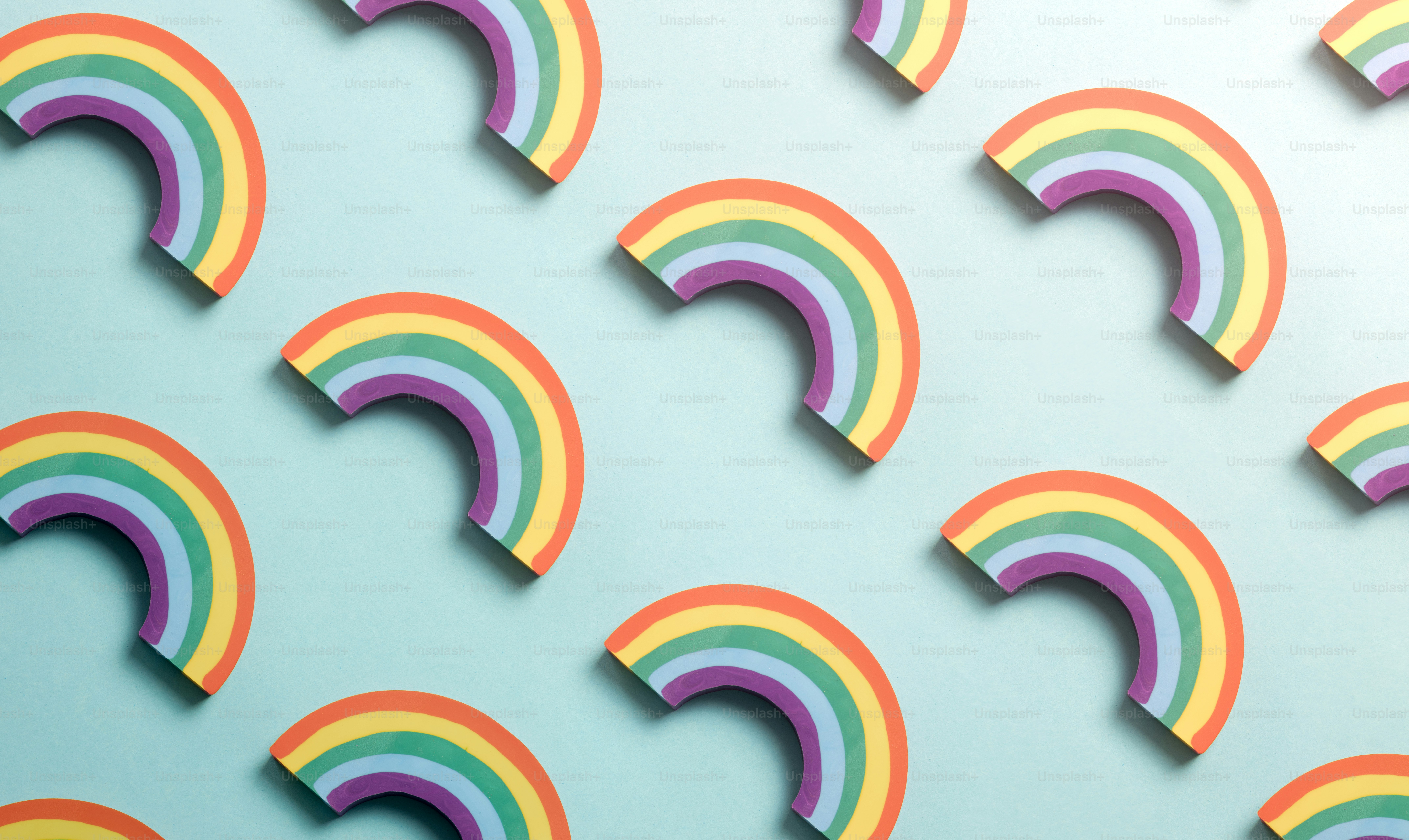 Un gruppo di forme arcobaleno su sfondo blu