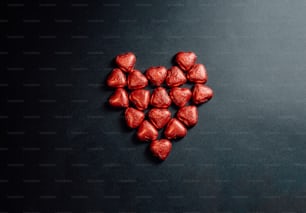 Una caramella al cioccolato a forma di cuore seduta sopra un tavolo