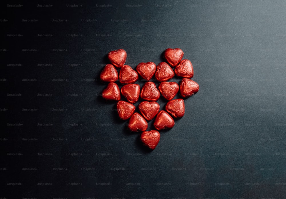 um doce de chocolate em forma de coração sentado em cima de uma mesa