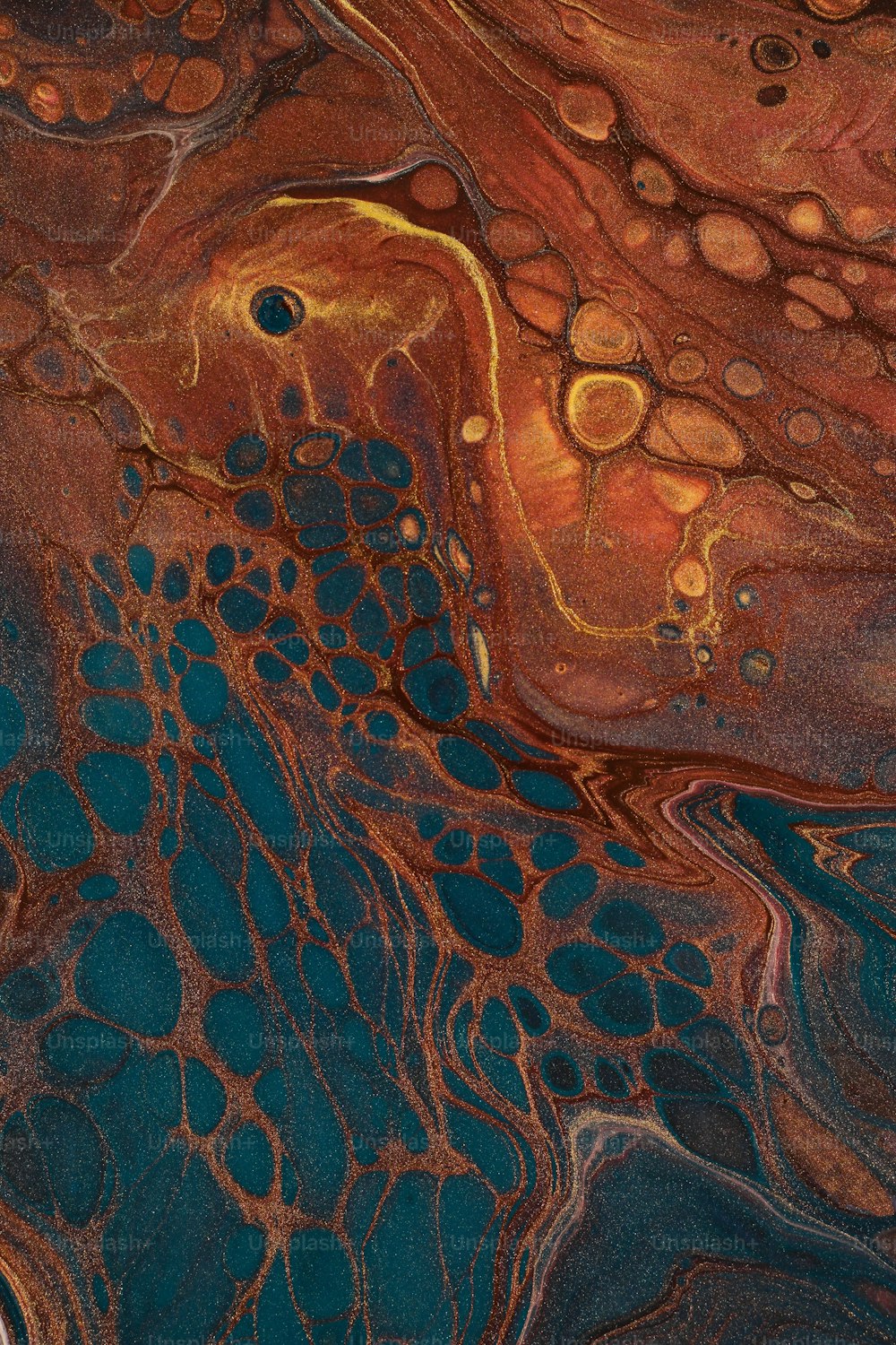 uma visão de perto de uma superfície azul e marrom