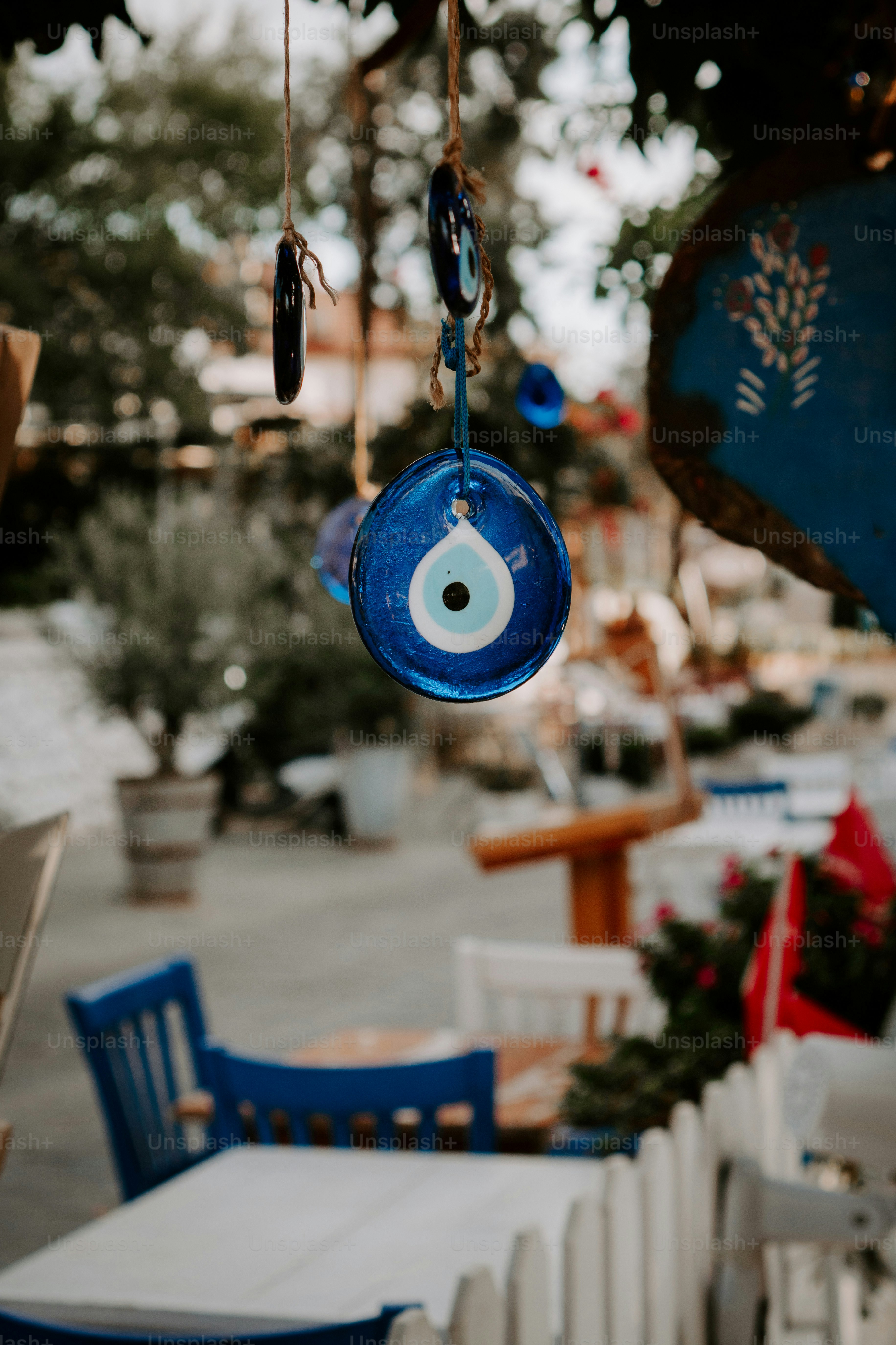 青と白のテーブルと椅子、青と白の傘