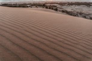 Il sole sta tramontando su una spiaggia sabbiosa