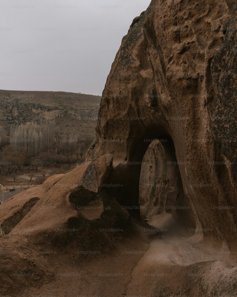 una gran formación rocosa con un túnel en el medio de ella