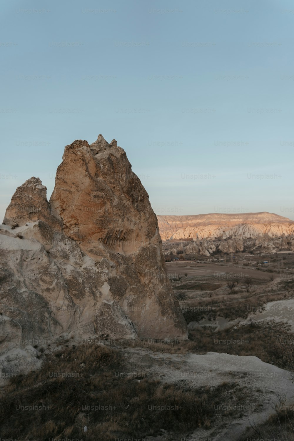 사막 한가운데있는 큰 암석