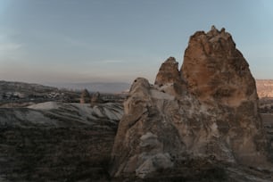 Une grande formation rocheuse au milieu d’un désert