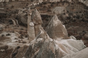 Un gruppo di grandi rocce sedute sulla cima di una montagna