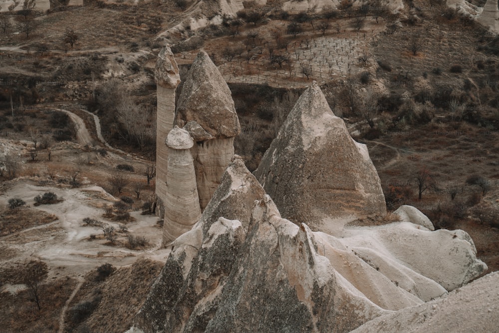 Un grupo de grandes rocas sentadas en la cima de una montaña