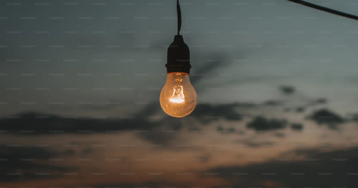 水域の上にロープからぶら下がっている電球の写真 – 弱い光 Unsplashの写真