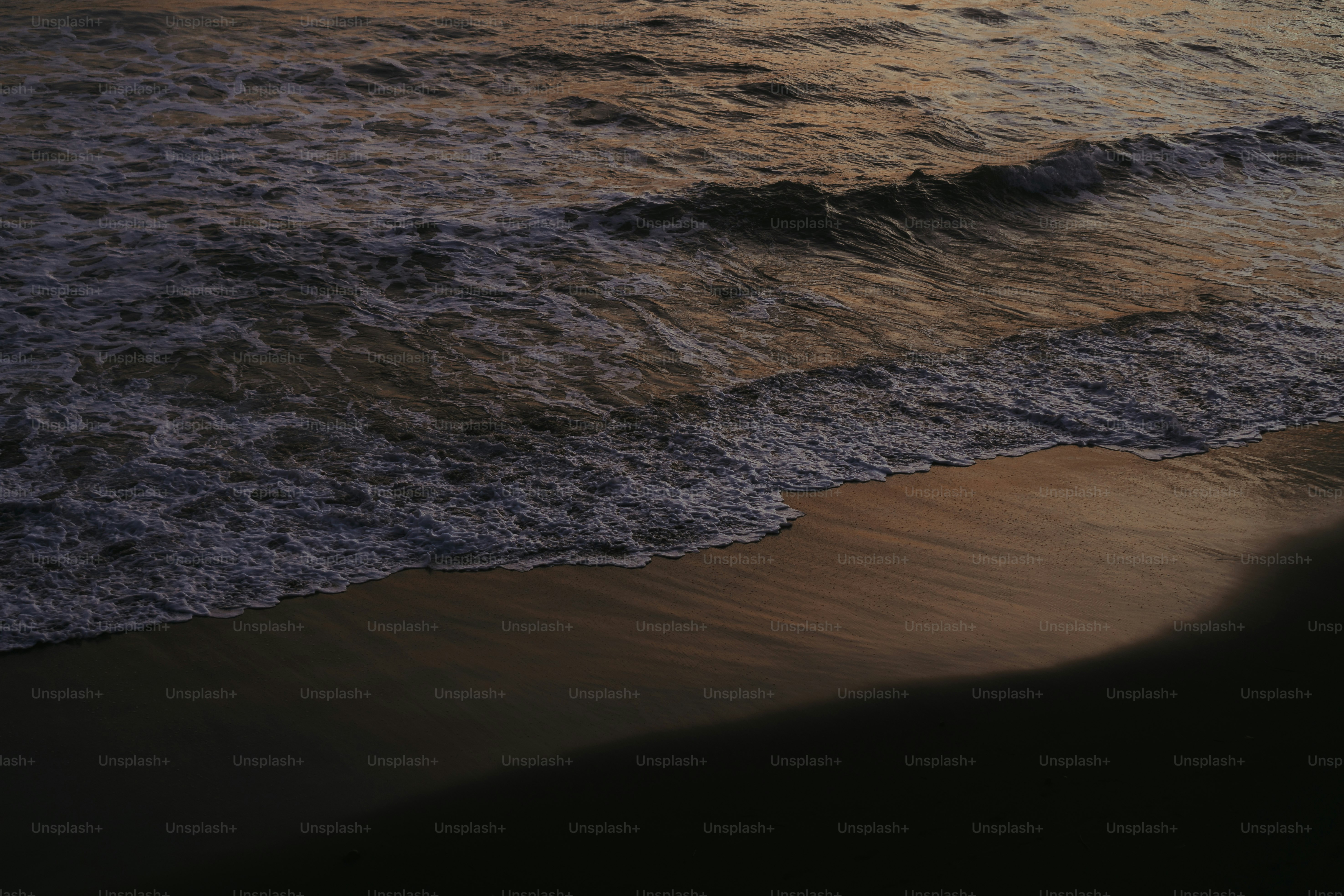 Ein Strand mit Wellen, die an Land kommen