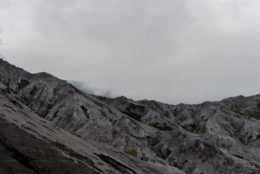 una vista della cima di una montagna dal basso