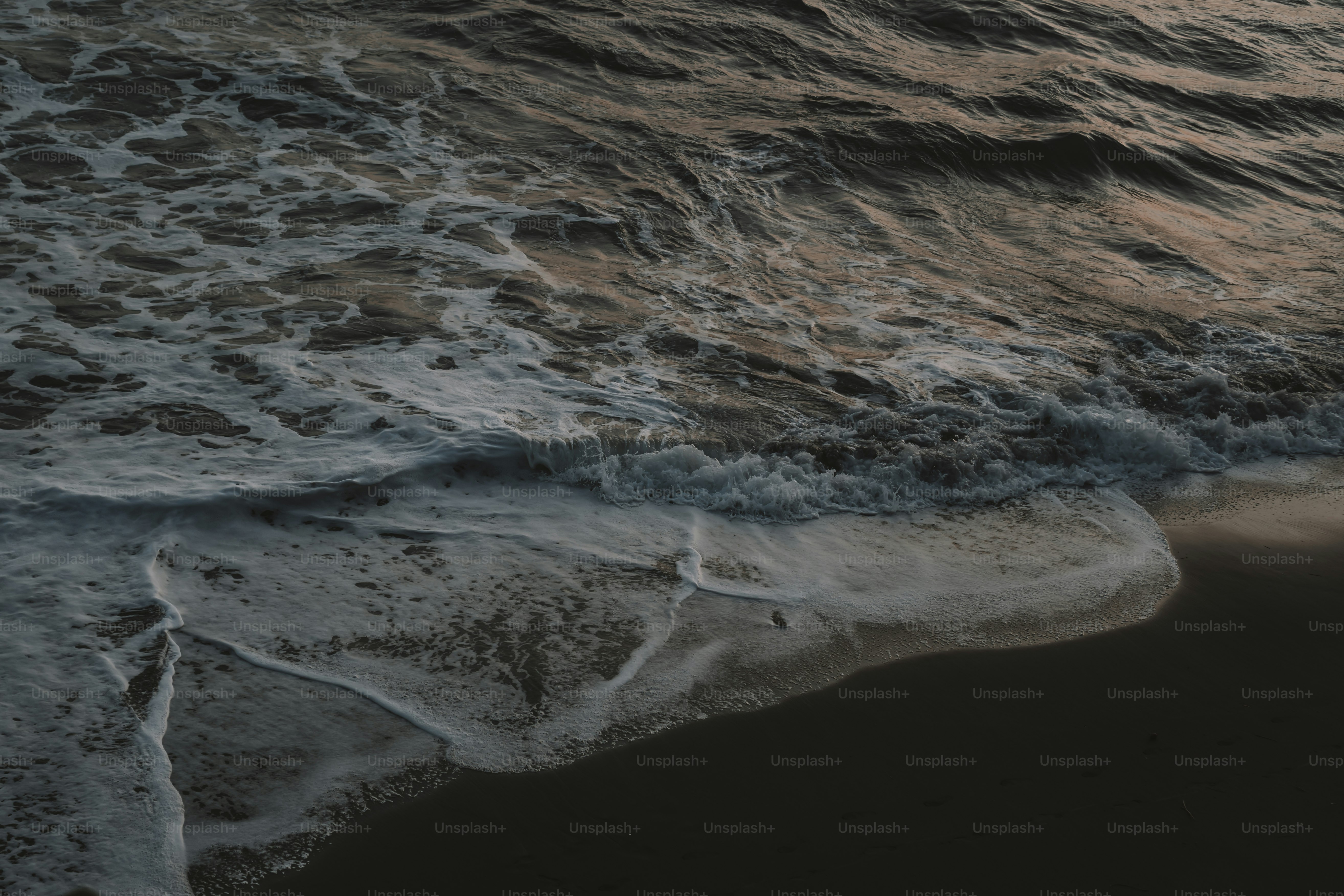 Ein Strand mit Wellen, die an Land kommen