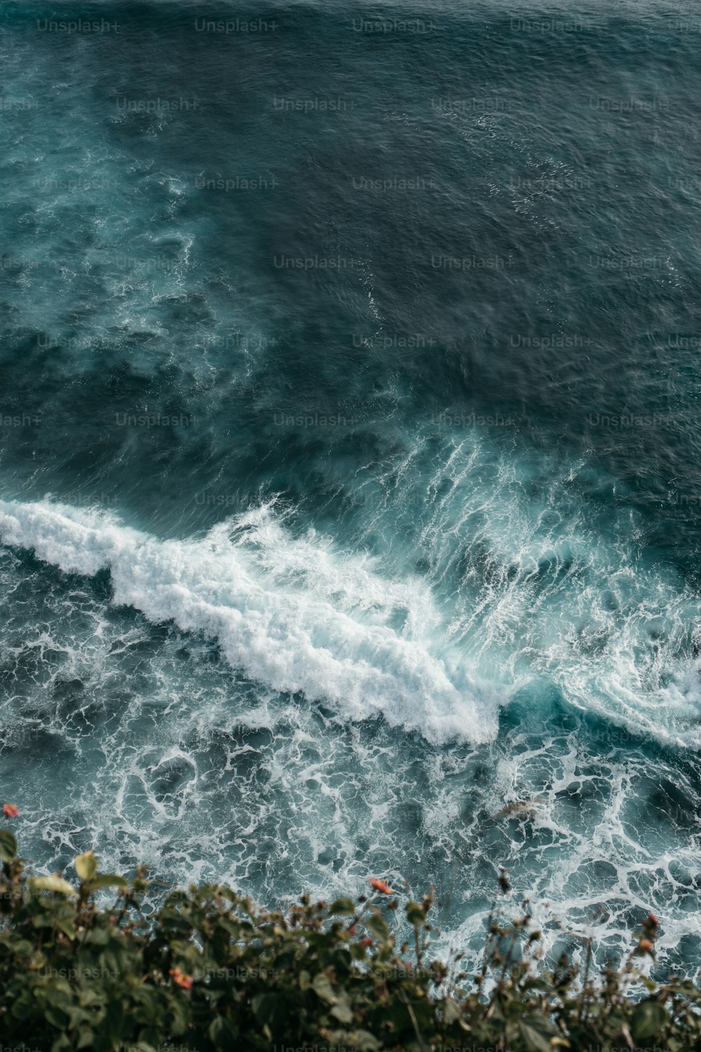 une personne sur une planche de surf au sommet d’une vague