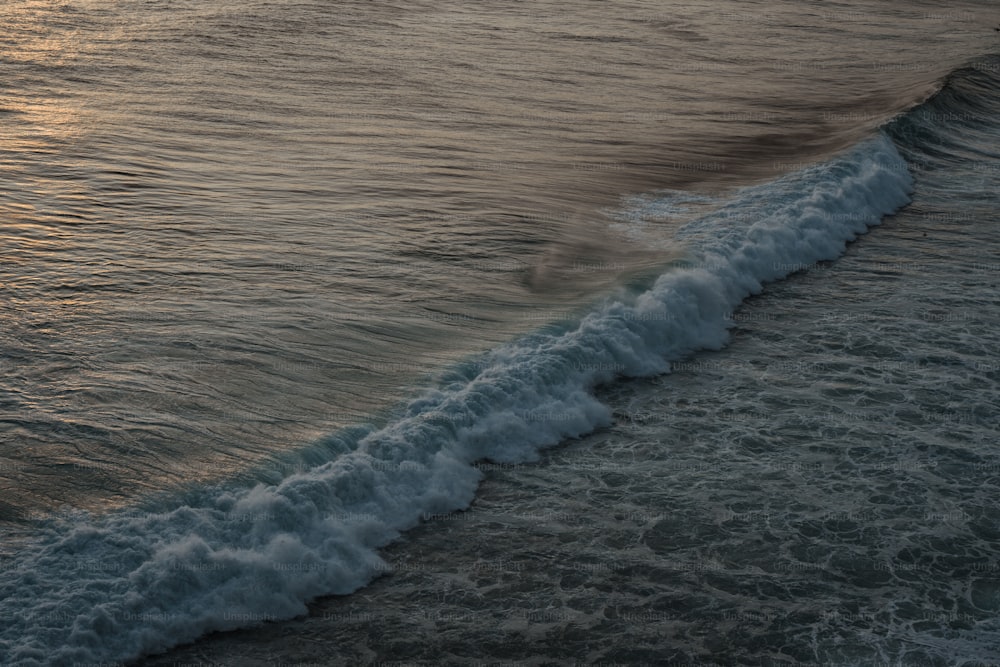 波がビーチの岸に転がり込む