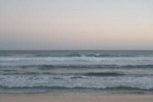 Una vista dell'oceano da una spiaggia