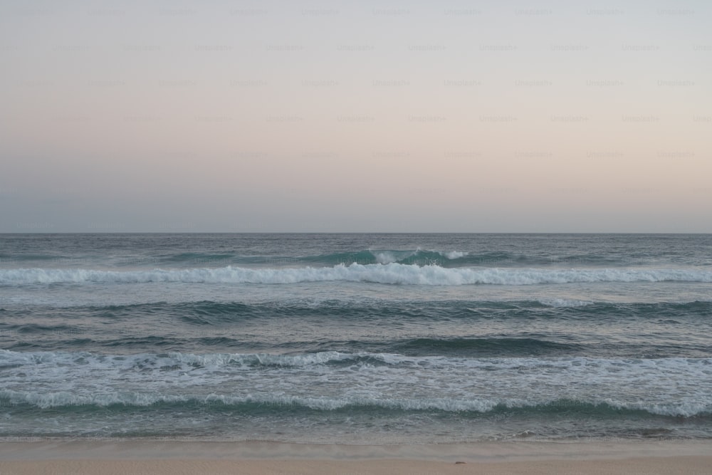 uma vista para o oceano a partir de uma praia