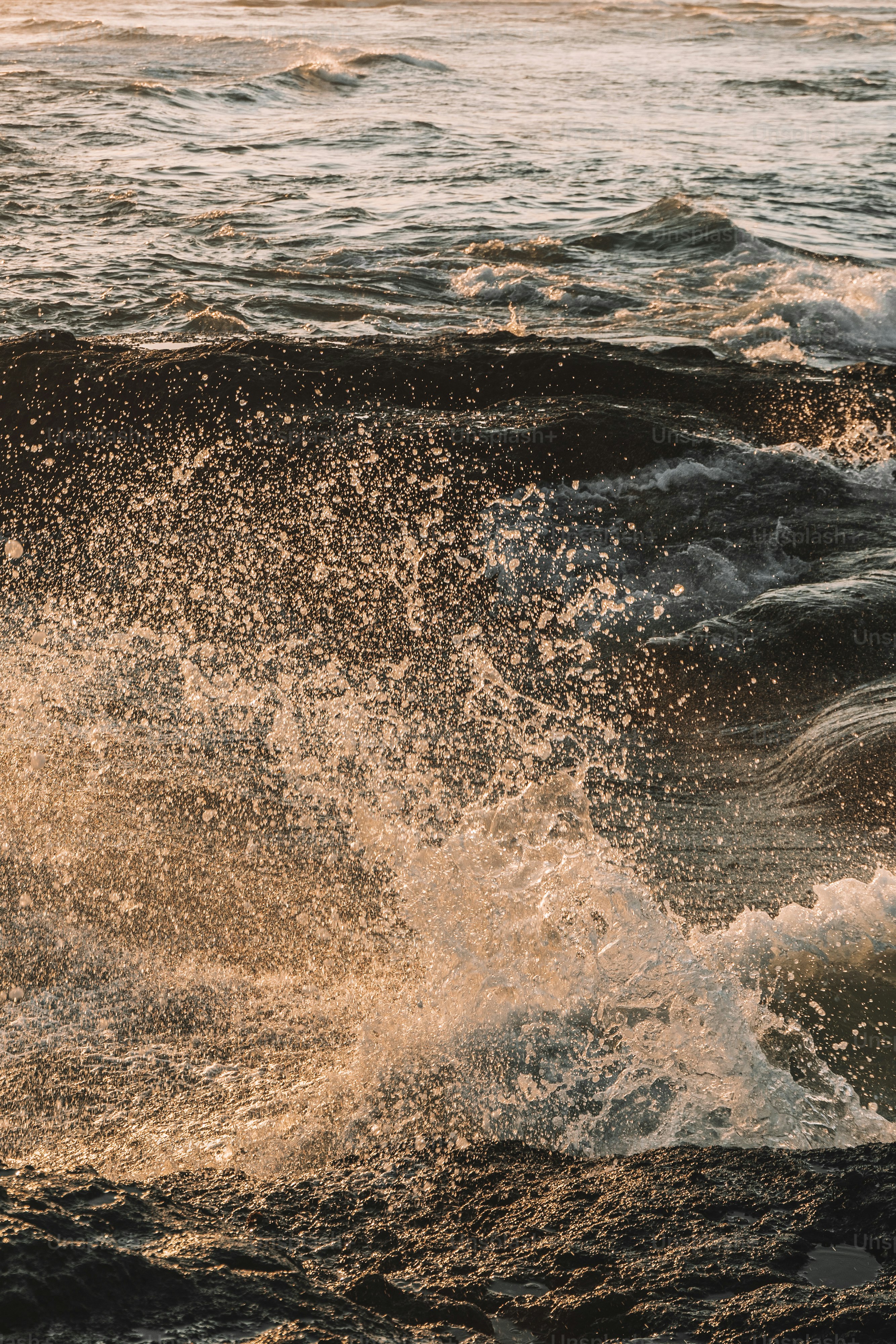 サーフボードの上に波に乗る男
