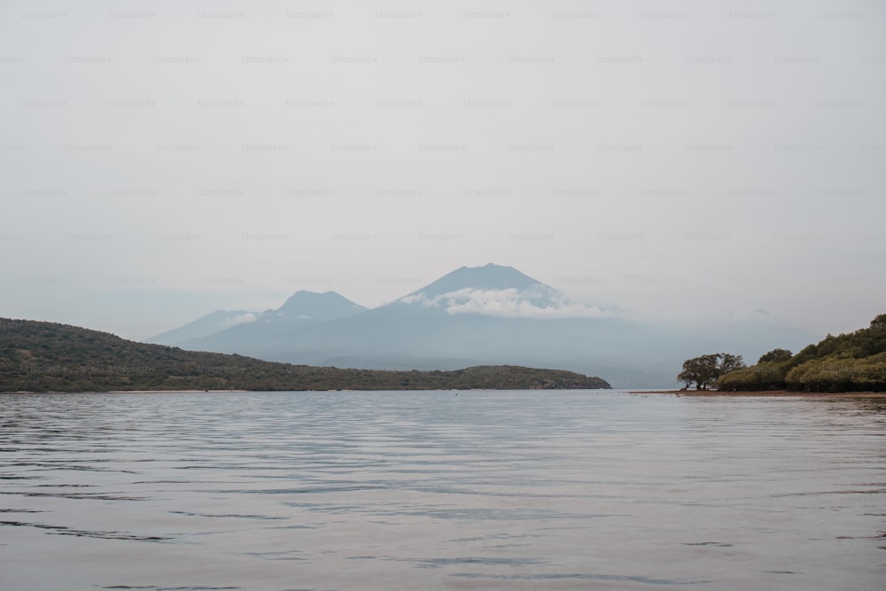 Ein großes Gewässer mit einem Berg im Hintergrund