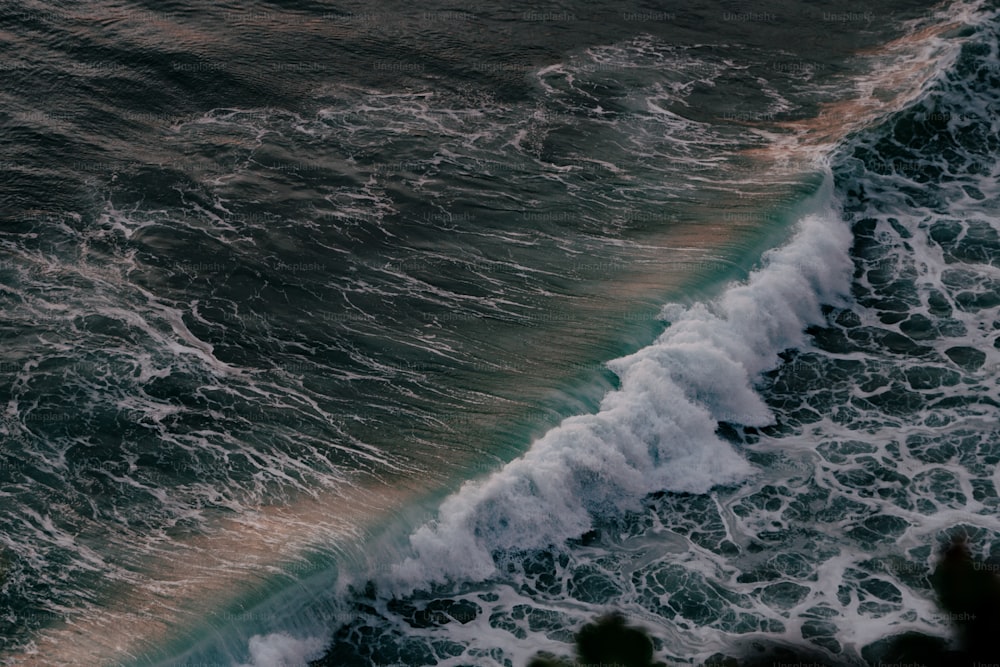 une personne sur une planche de surf au sommet d’une vague