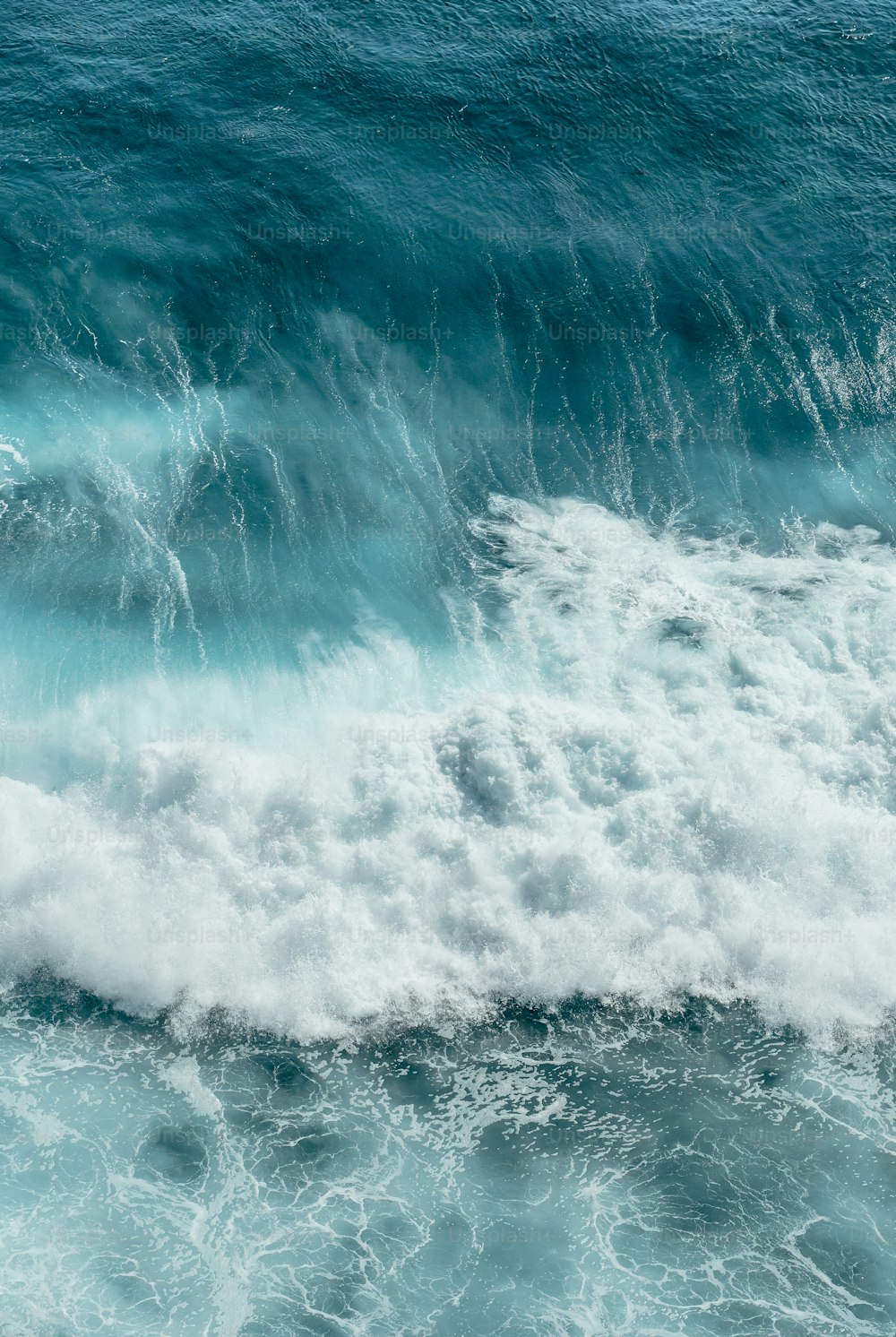 um homem montando uma prancha de surf em cima de uma onda no oceano