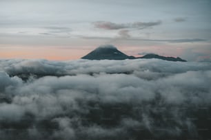 Una vista di una montagna tra le nuvole