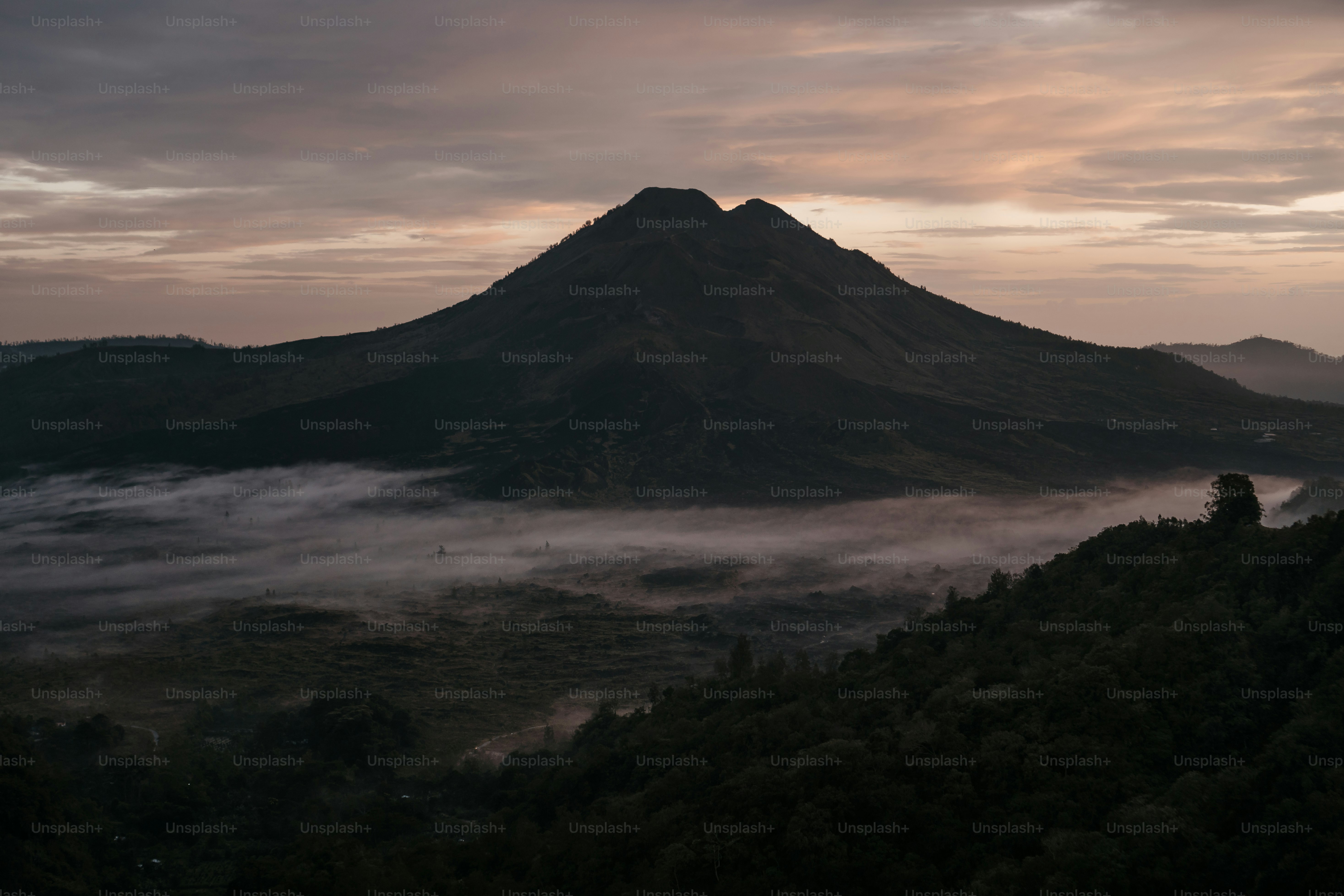 Paysage volcanique avec brume matinale