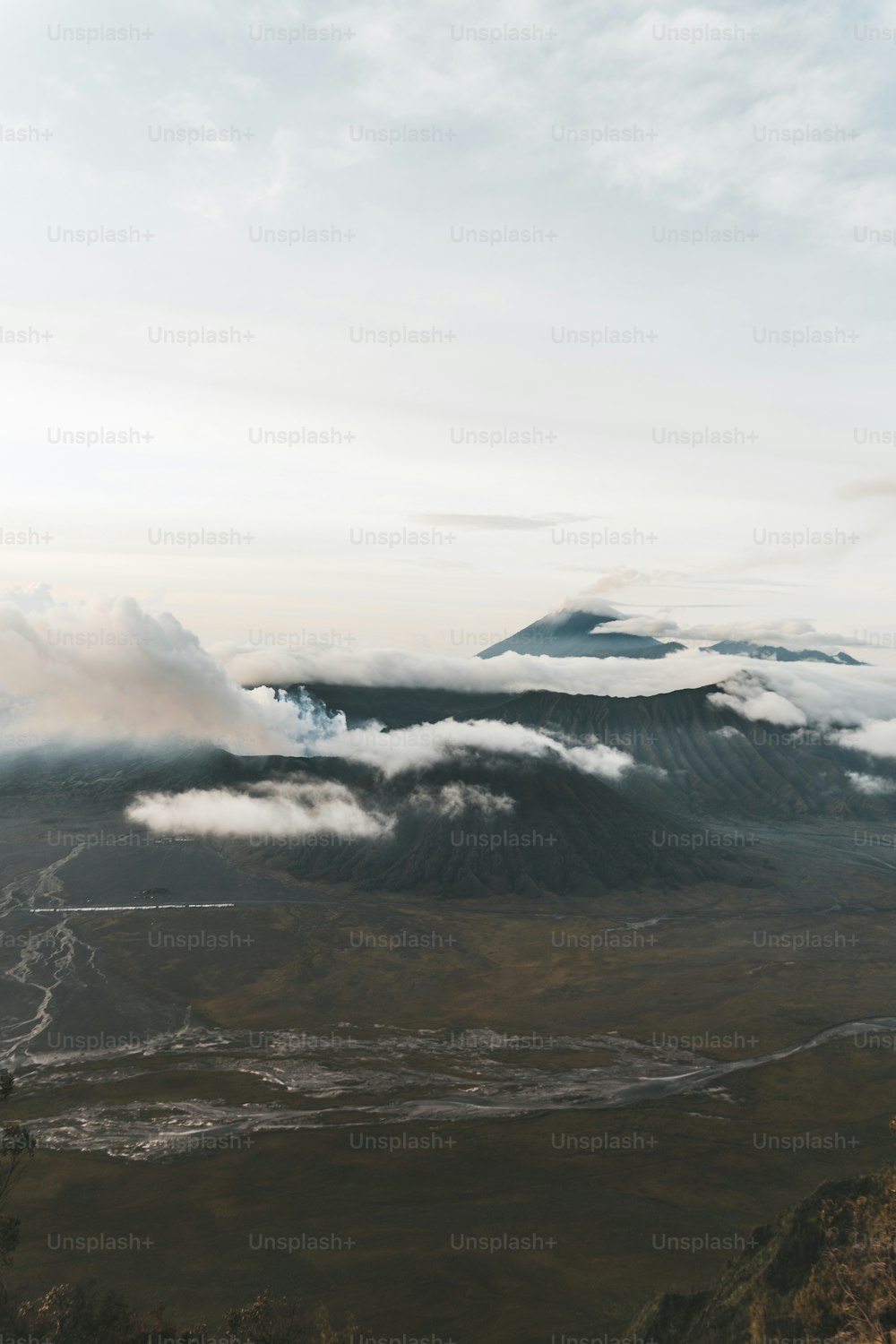 Una vista di una montagna con molte nuvole