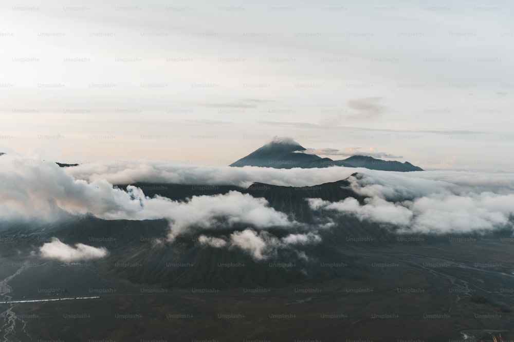Una vista de una cadena montañosa con nubes en primer plano