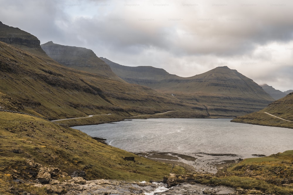 un grand plan d’eau entouré de montagnes