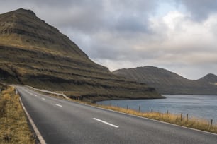 Eine lange Straße mit einem Berg im Hintergrund