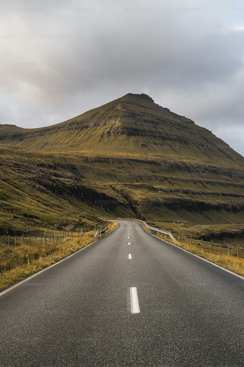 Una strada vuota con una montagna sullo sfondo