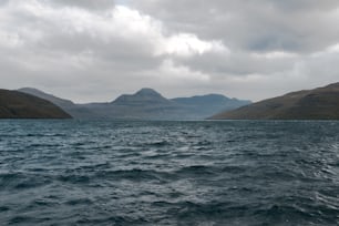ein Gewässer mit Bergen im Hintergrund