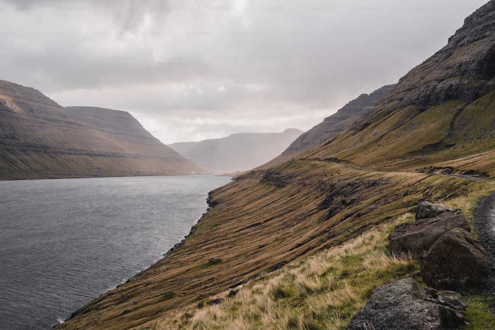 une vue panoramique d’un plan d’eau avec des montagnes en arrière-plan