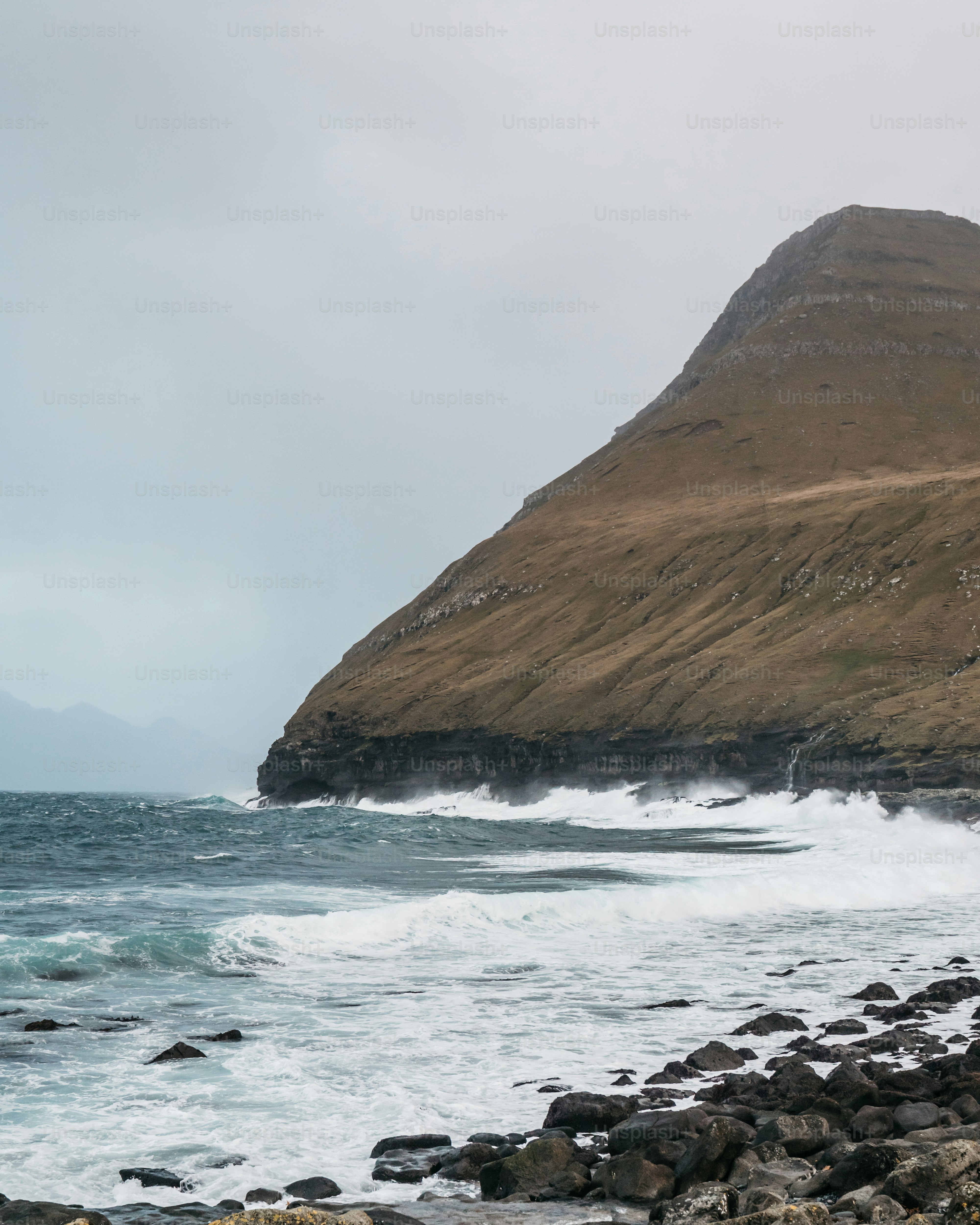 un grand plan d’eau près d’un rivage rocheux