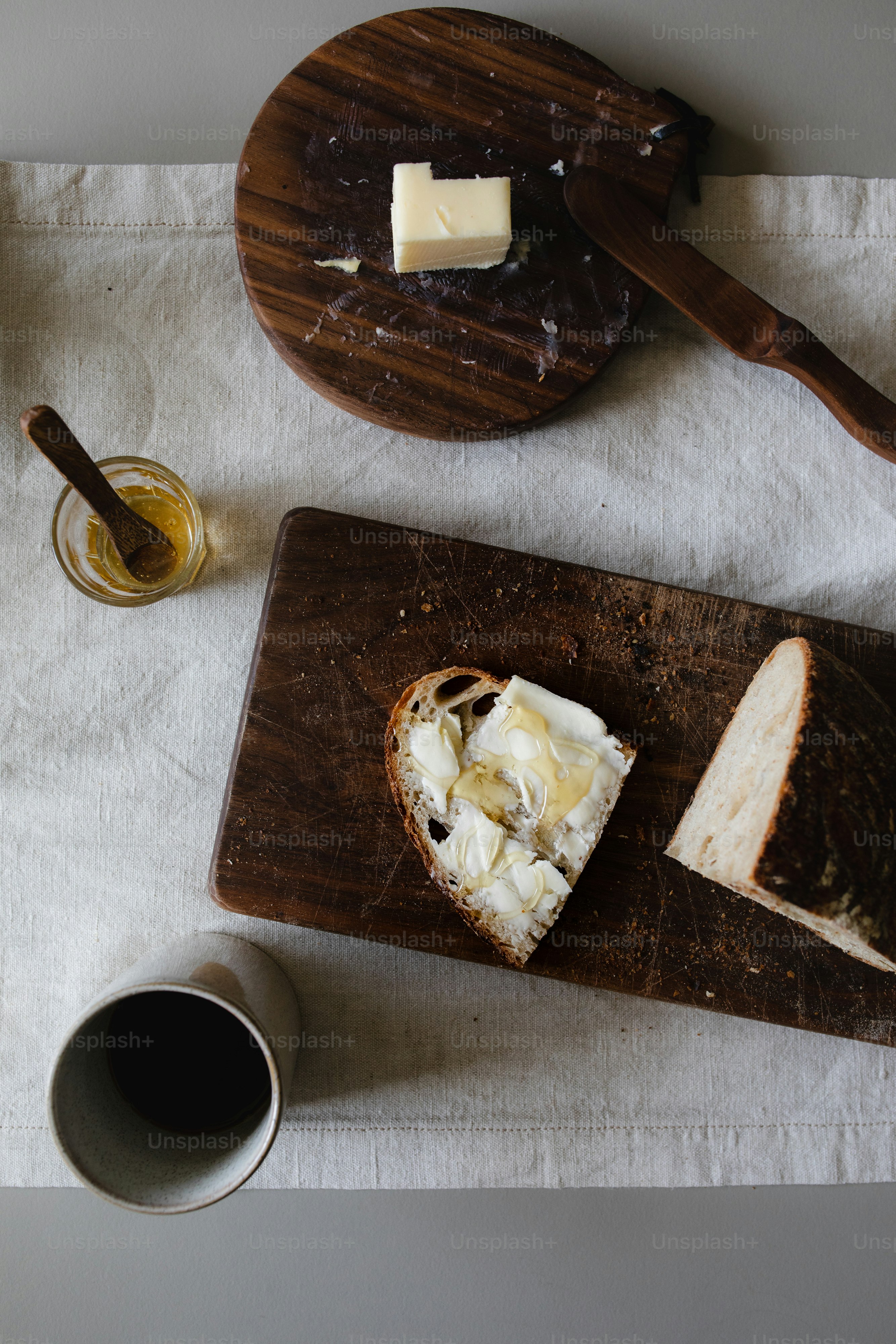 un tagliere di legno sormontato da fette di pane