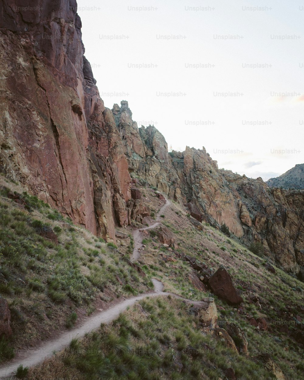 una montagna rocciosa con un sentiero che la attraversa