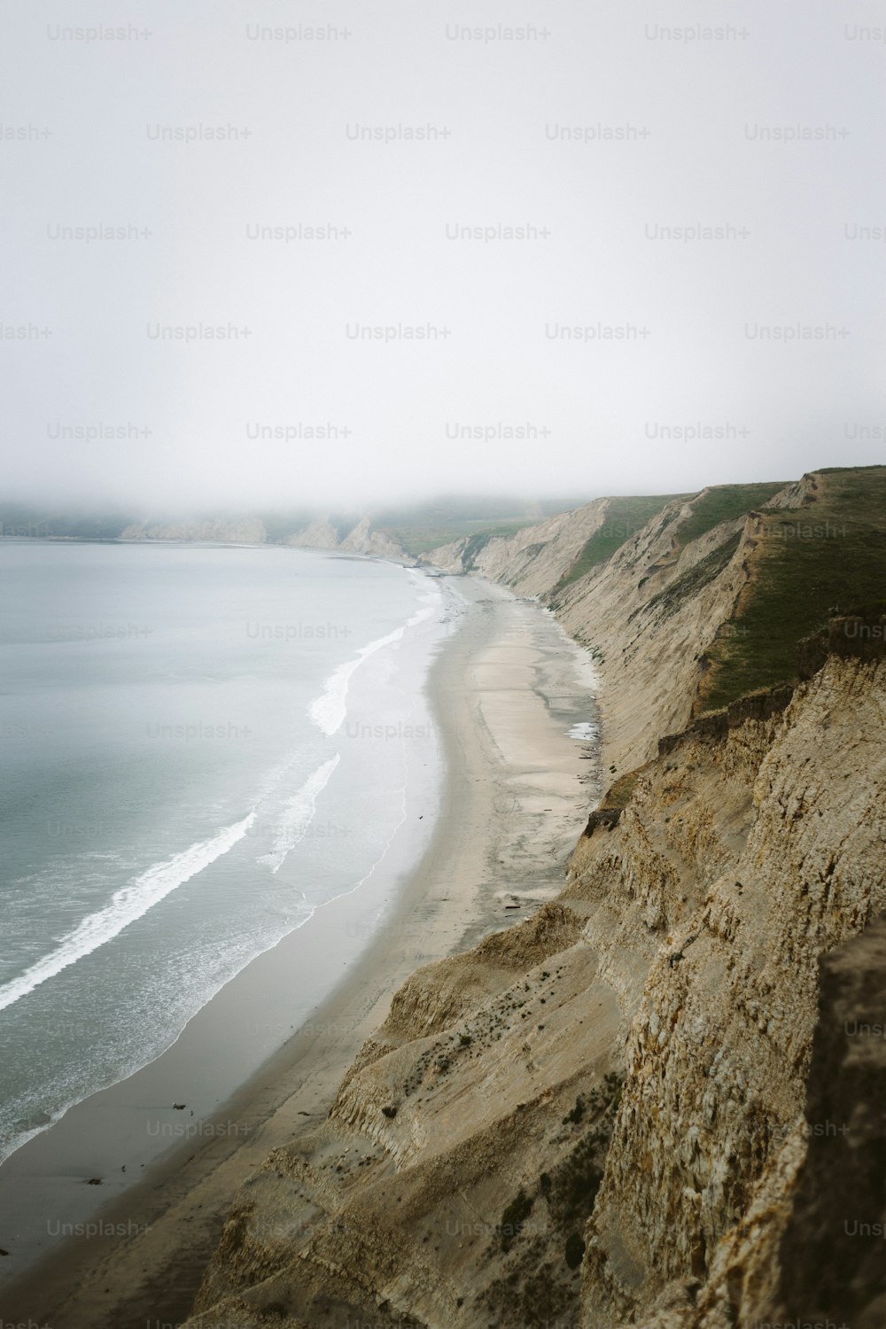 une vue d’une plage depuis une haute falaise