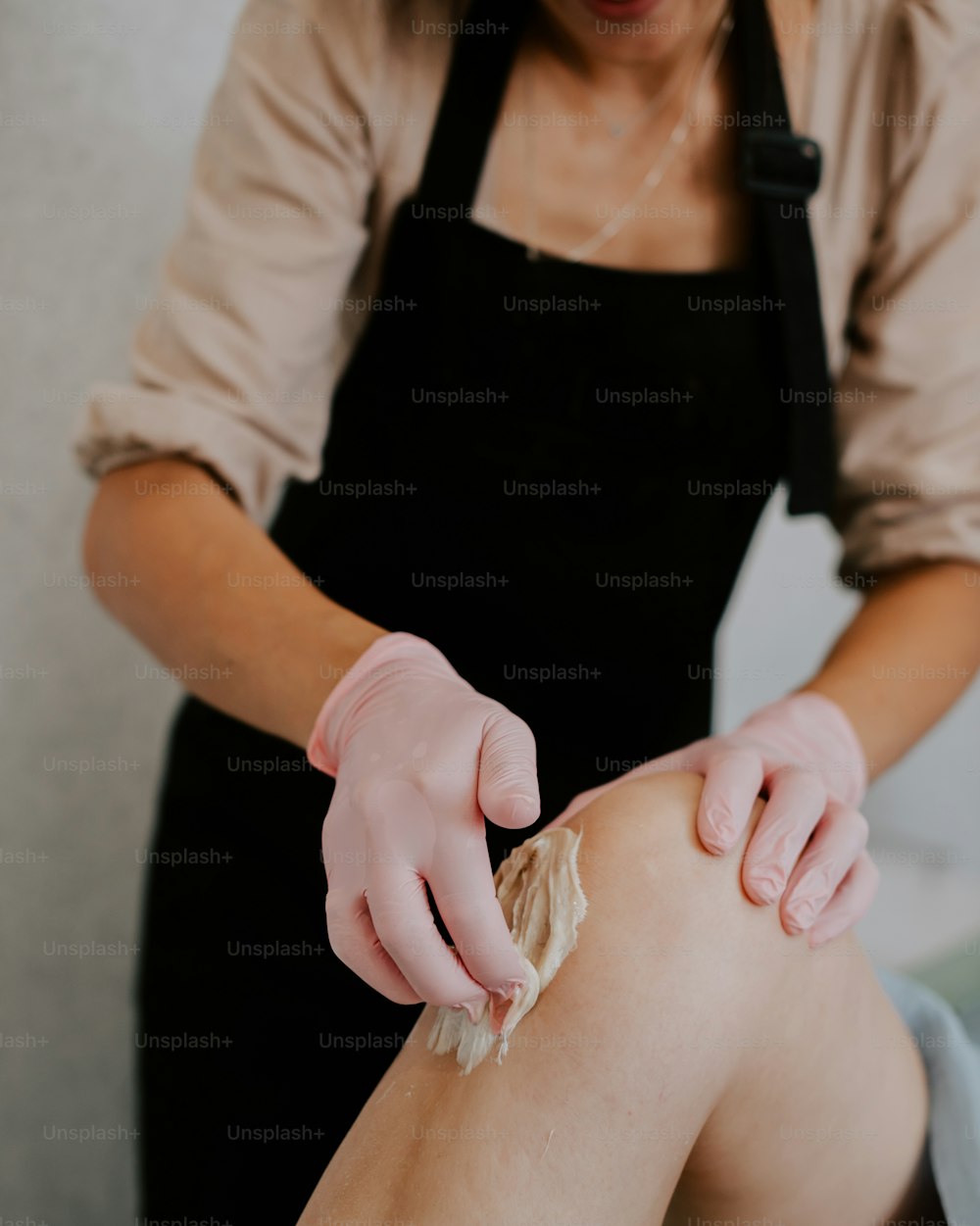 une femme se faisant couper les cheveux par un coiffeur