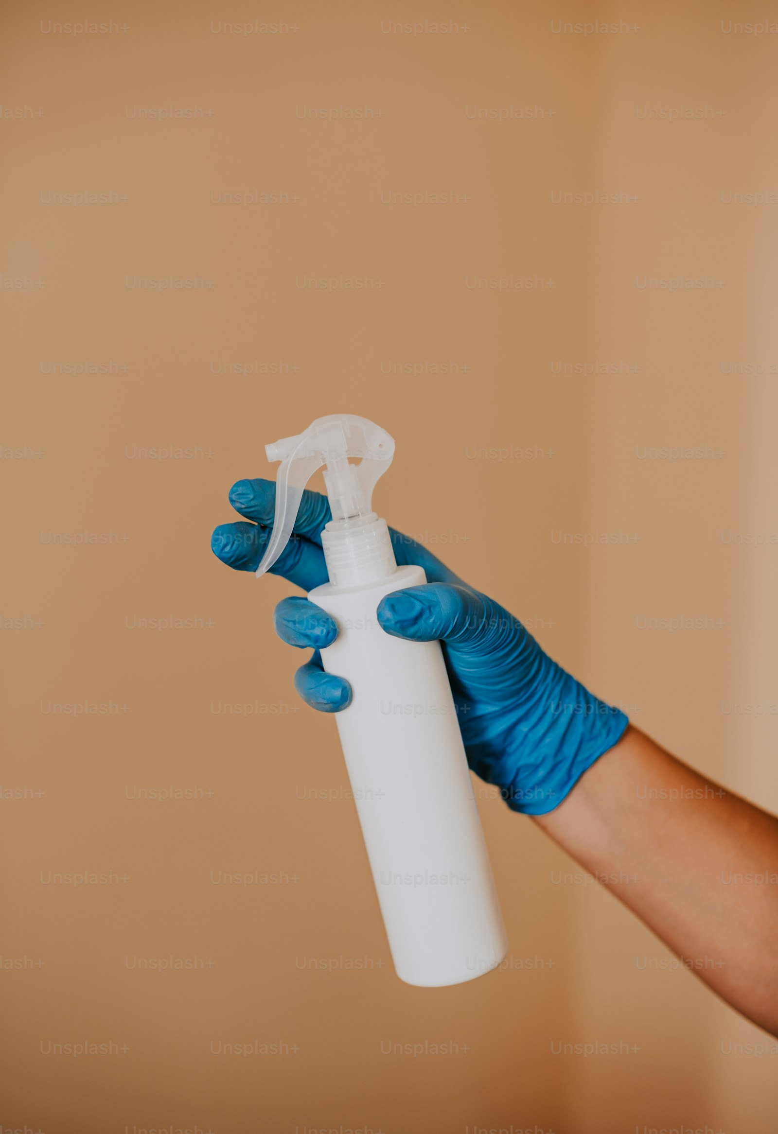 Profissional a limpar com luvas e produtos adequados