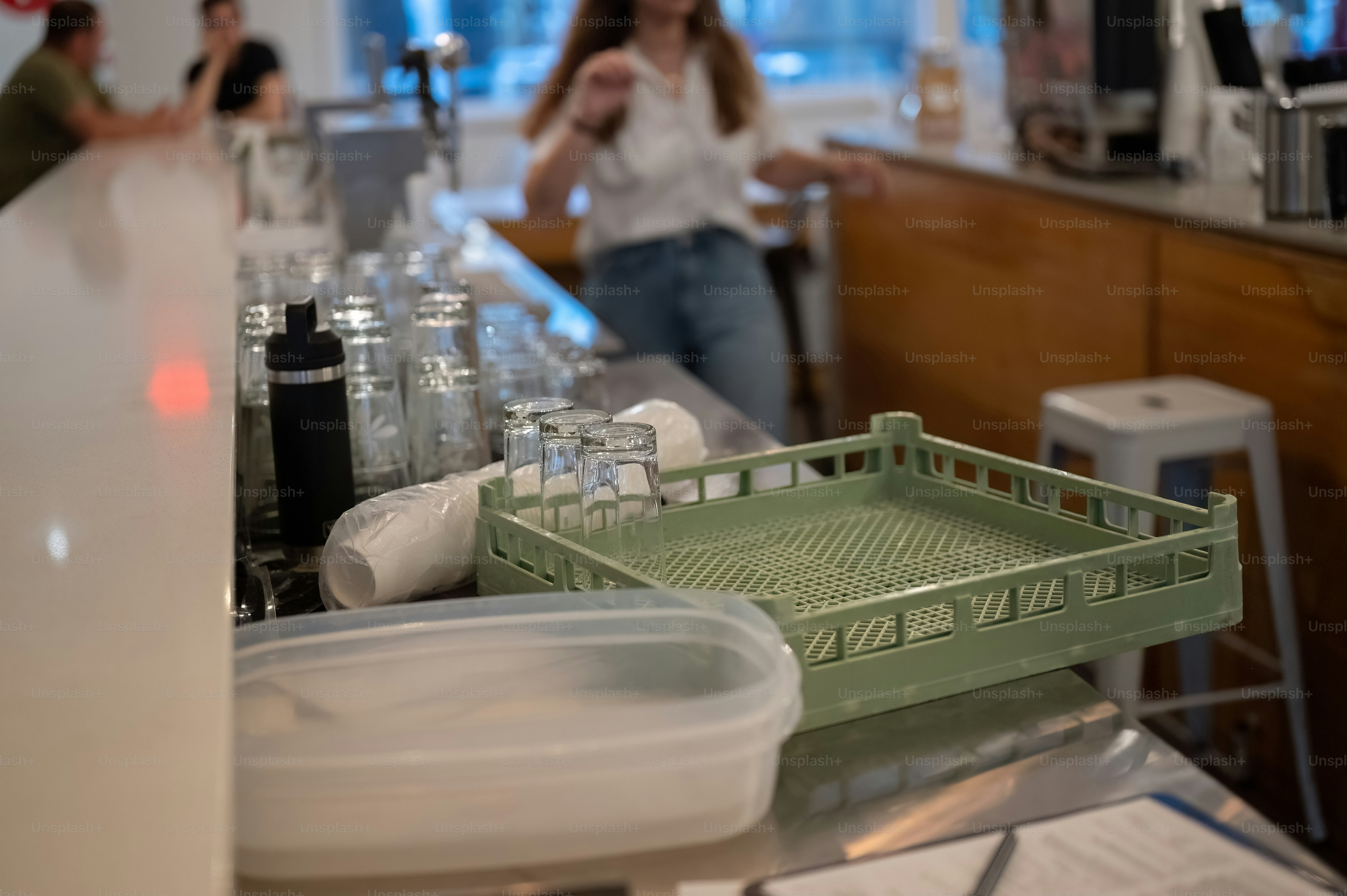 une femme debout dans une cuisine à côté d’un comptoir