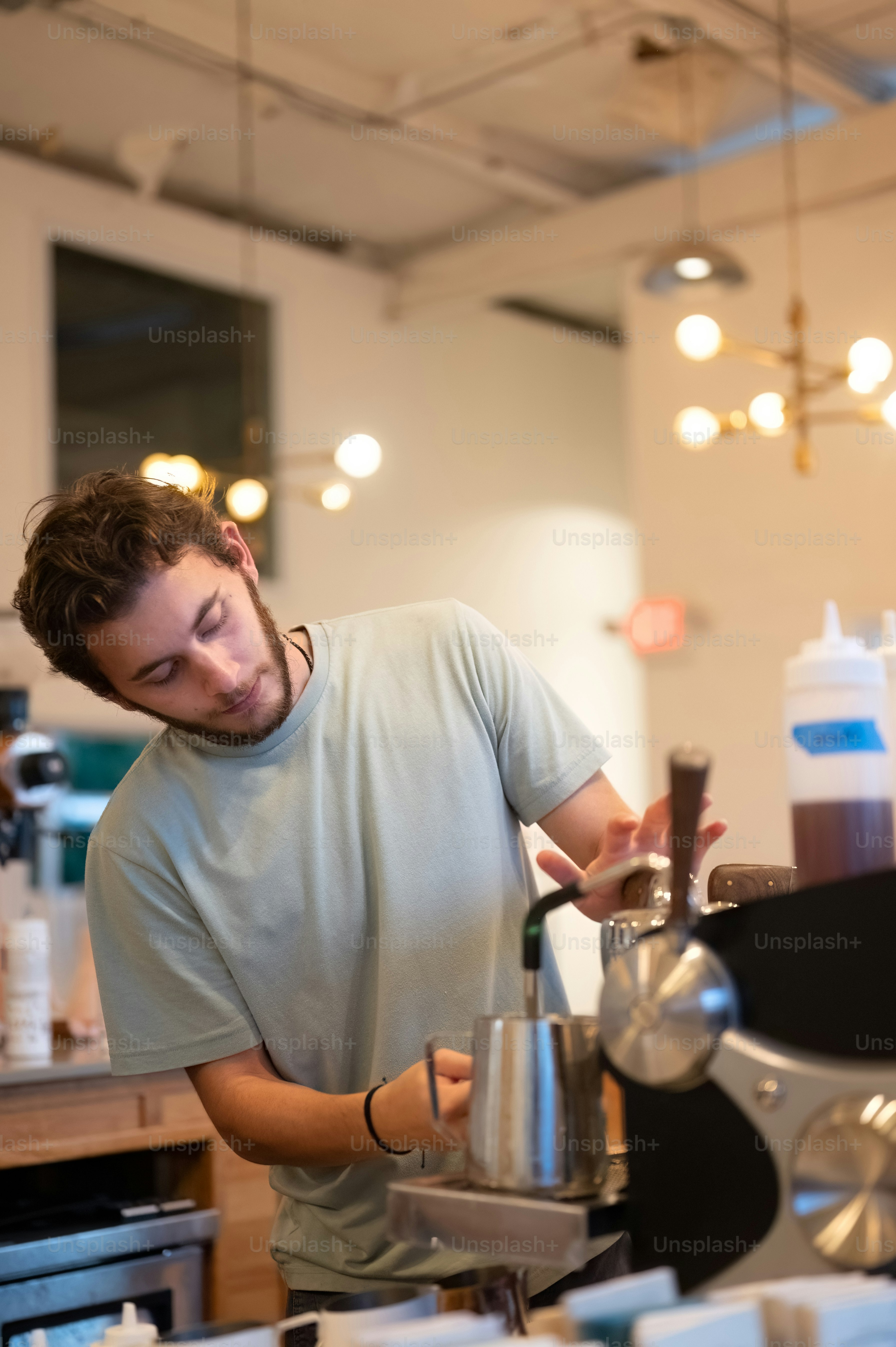 Un homme préparant un verre dans un café