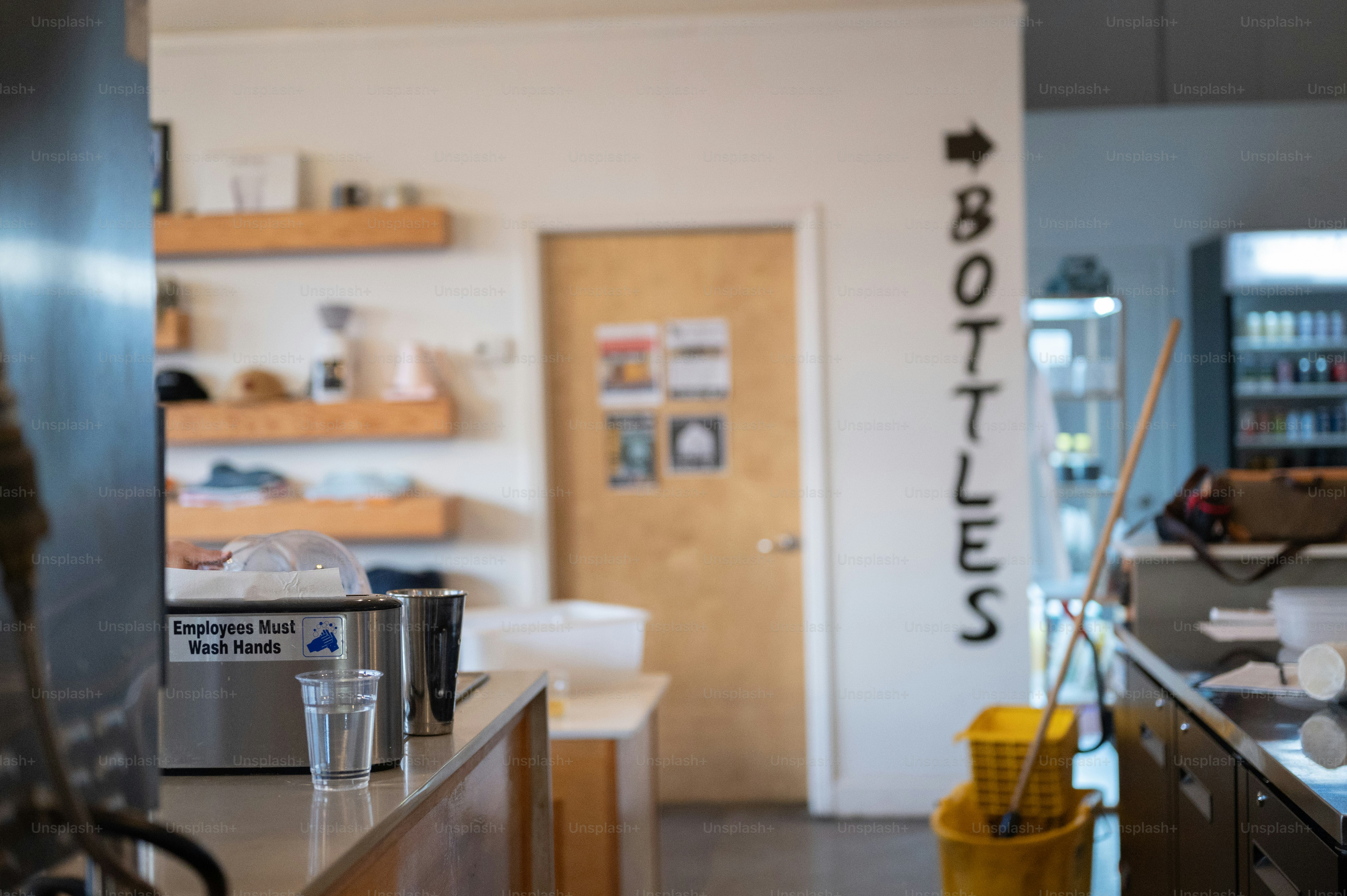 une cuisine avec une cafetière et des tasses sur le comptoir