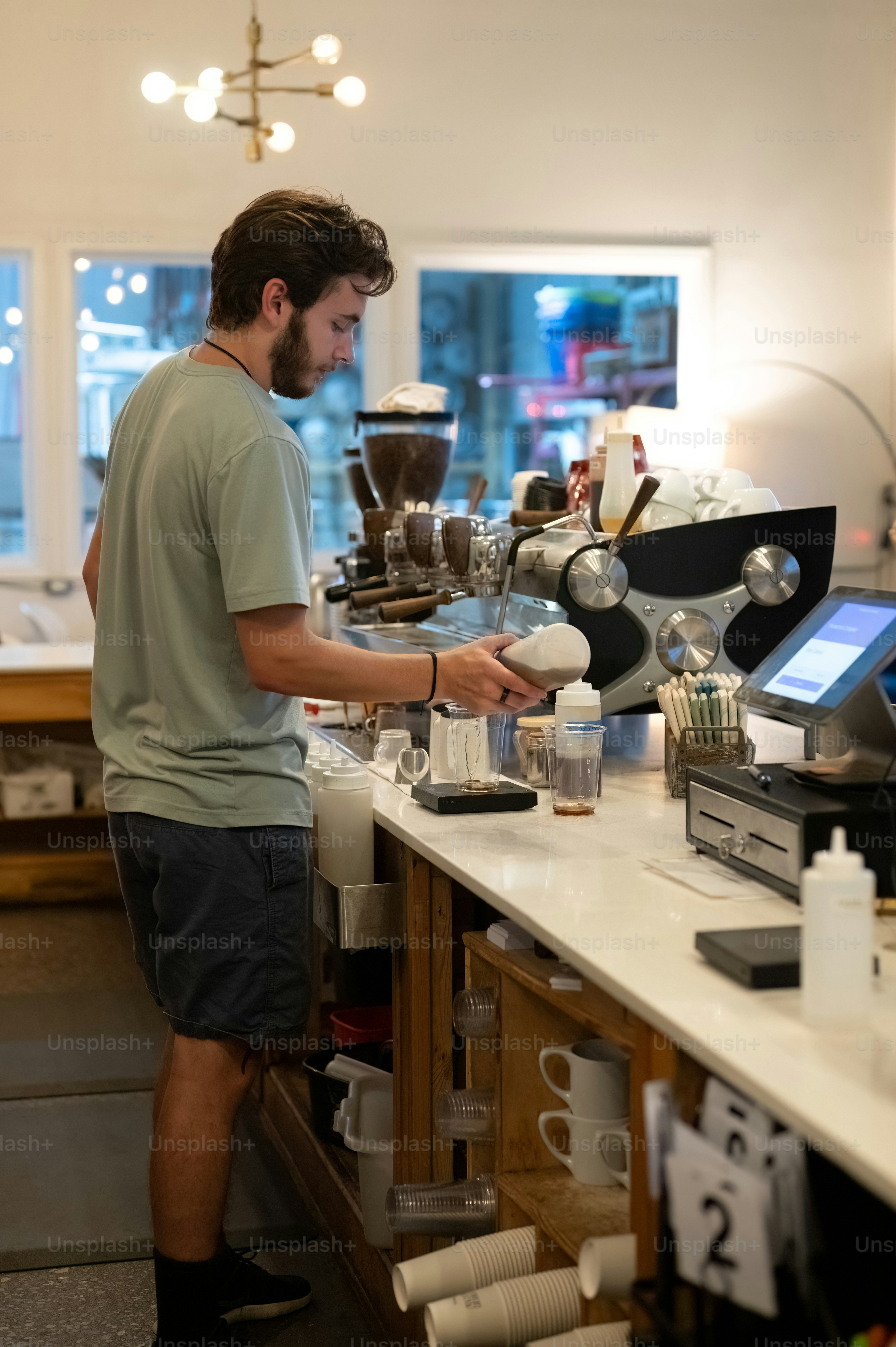 Un homme debout dans une cuisine préparant de la nourriture
