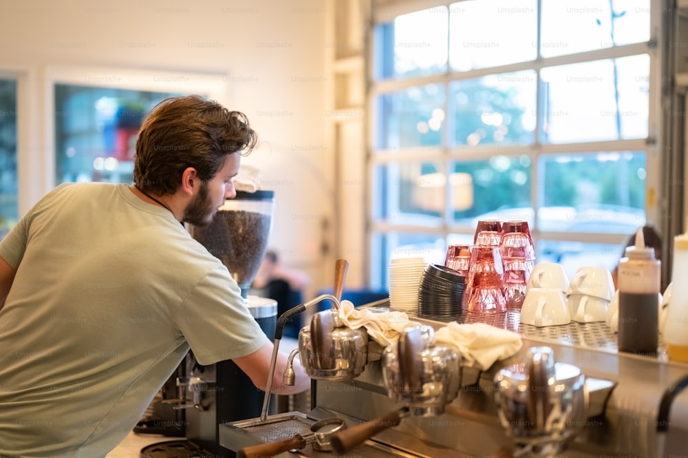 Un hombre está trabajando en una cafetería