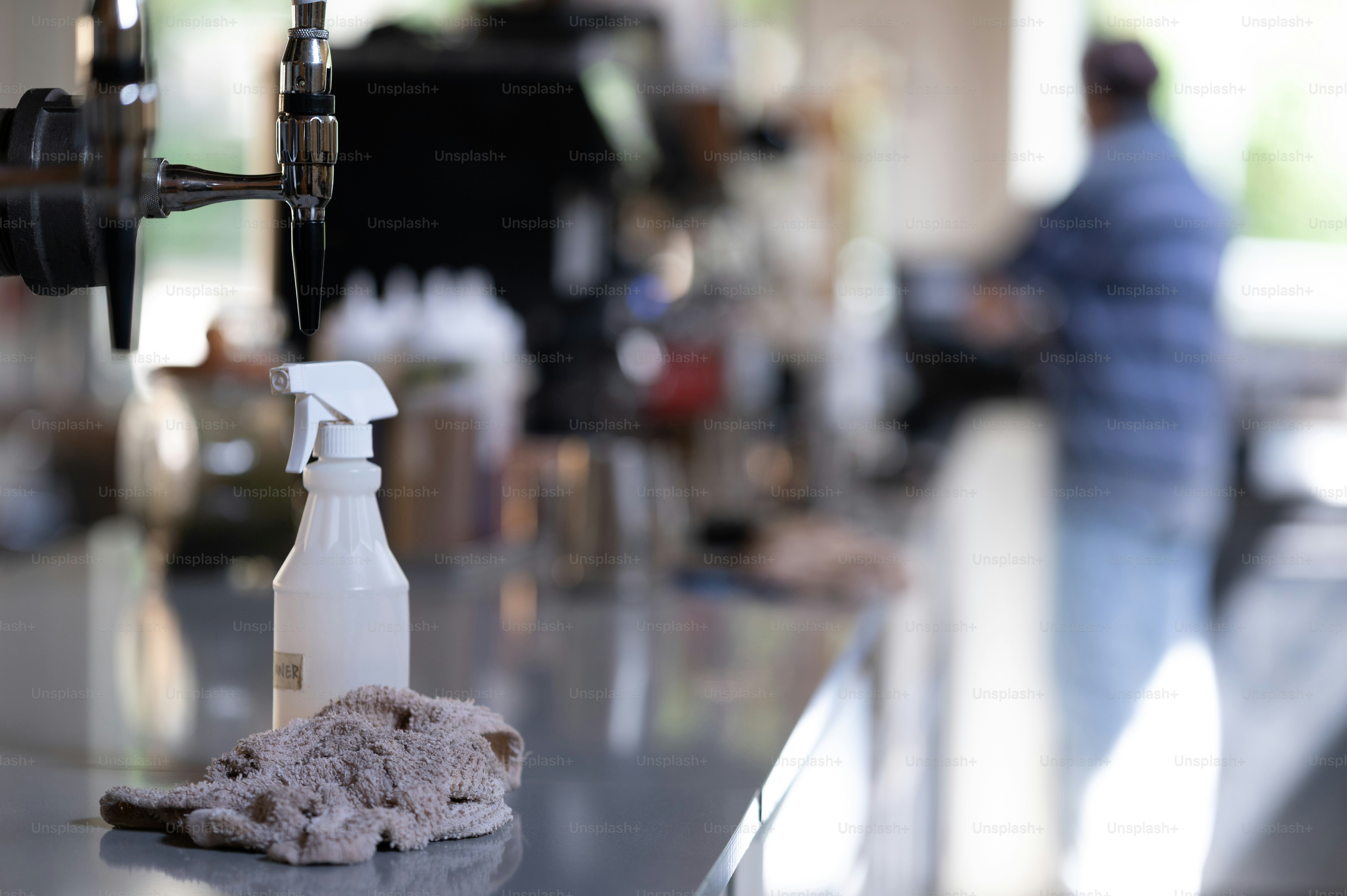 Una botella de limpiador encima de un mostrador