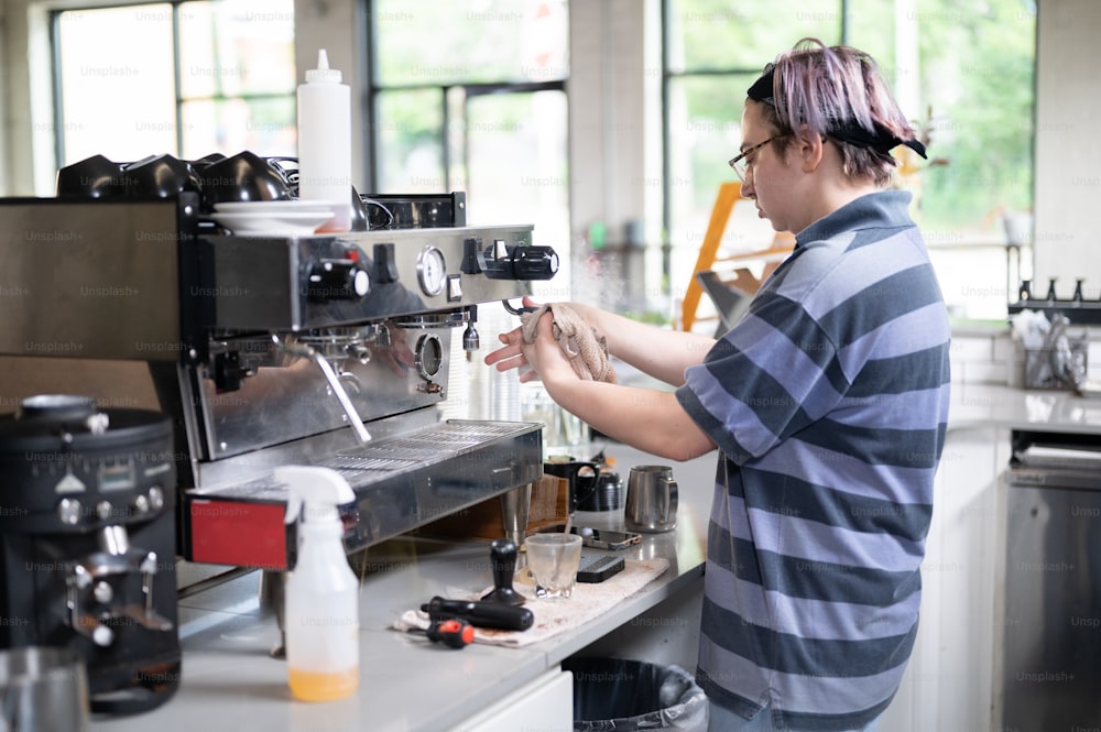 Eine Frau arbeitet an einer Kaffeemaschine
