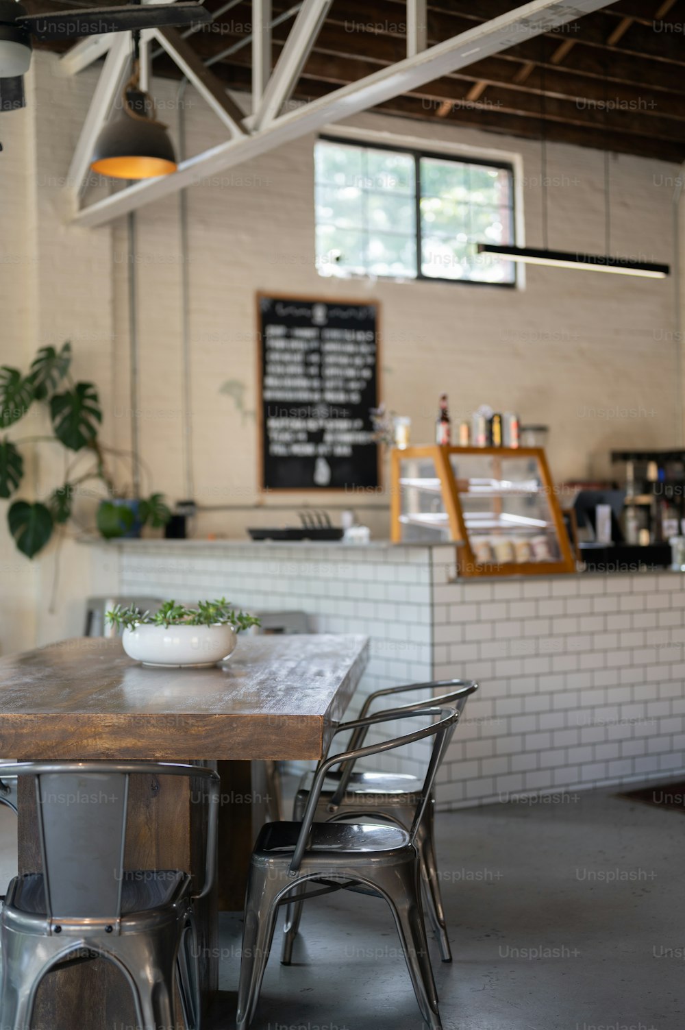 Imágenes de Sillas De Madera | Descarga imágenes gratuitas en Unsplash